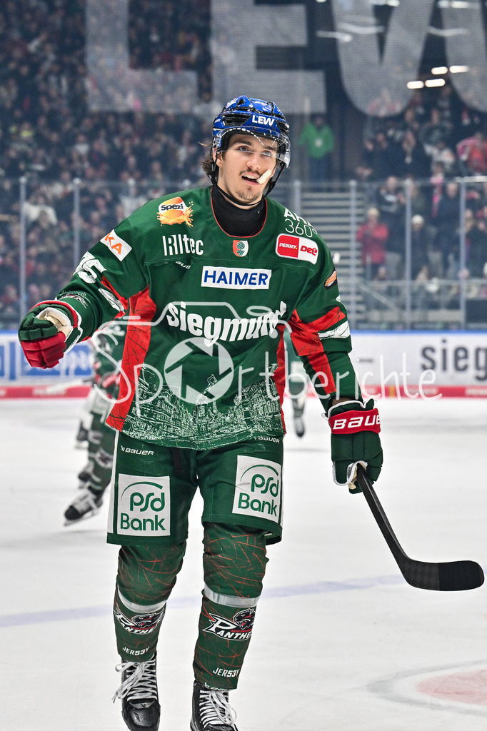 Augsburger Panther - Kölner Haie | AUGSBURG, GERMANY - 11. JANUARY: Jubel der Hausherren nach dem Treffer zum 1-0 durch Christian HANKE (Augsburger Panther 25) / Tor / Torschuetze / Freude / Happy während dem Match zwischen den Augsburger Panthern und den Kölner Haien am 39. Spieltag der penny DEL im Curt Frenzel Stadion