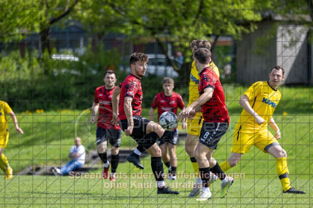 20250427_150219_0085 | Fabio Malerba (TSV Bad Boll #18) und Fabian Falzone (TSV Bad Boll #08)TSV Bad Boll (rot) vs. SV Waldhausen (gelb), Fussball, Landesliga 2 - wfv, 24. Spieltag, Saison 2024/2025, Rasenplatz, Erlengarten 37, 73087 Bad Boll, 27.04.2025 - 15:00 Uhr,Foto: PhotoPeet-Sportfotografie/Peter Harich