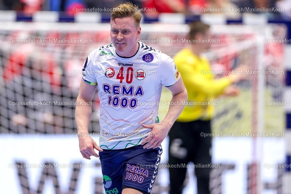 EHF22012602055 | 22.01.2026, Handball, Men's EHF EURO 2026, Spanien - Norwegen, Jyske Bank Boxen in Herning, Dänemark, Main Round:  August Baskar Pedersen (Norway #40) jubelnd gestikulierend auf dem Spielfeld  