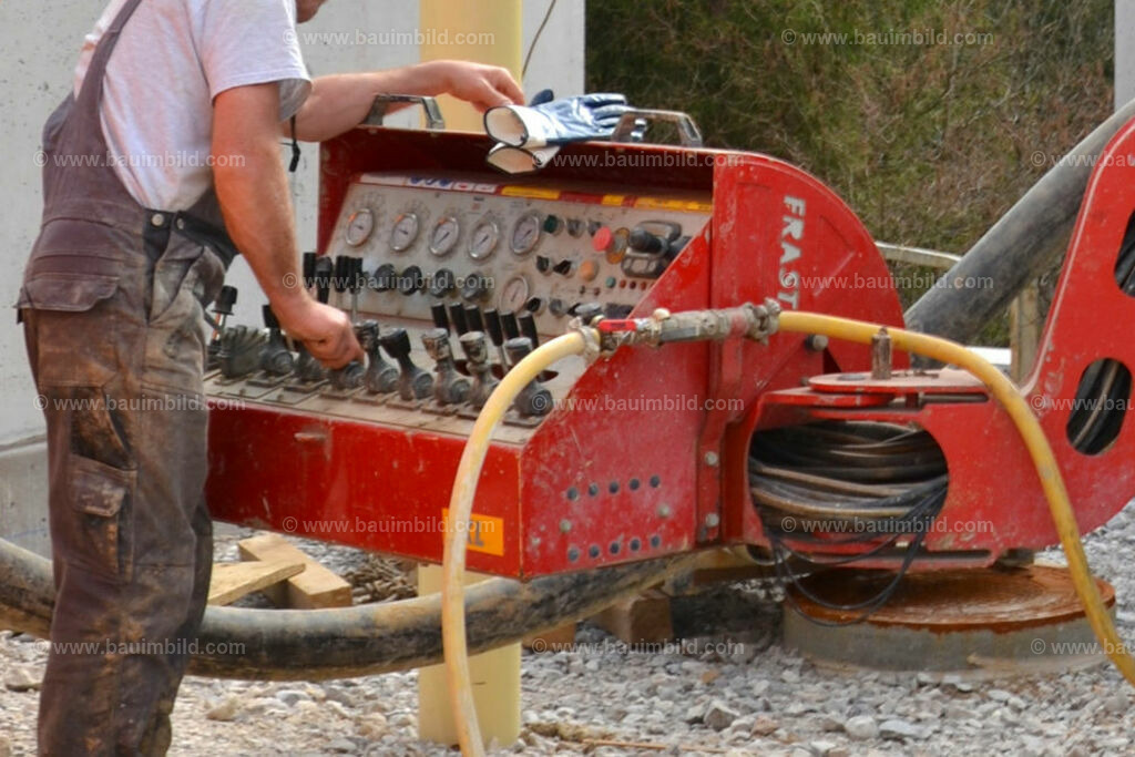 bib-lg16-heizung-0024 | Nach LV-Leistungsgruppen sortierte Detailfotos über den Bau eines Hauses. Alle Hausbau-Bilder direkt vom Urheber und Autor der Website Haus-Selber-Bauen.com