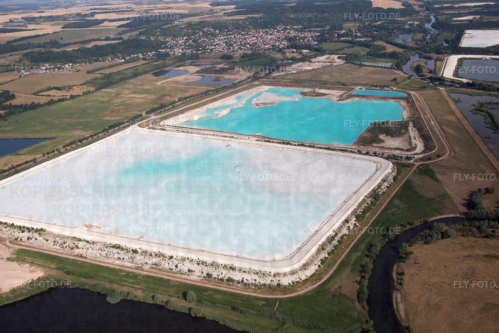 Braun - weiße Salinen Felder zur Salzgewinnung | Luftbild: Braun - weiße Salinen Felder zur Salzgewinnung in Rosières-aux-Salines im Bundesland Meurthe-et-Moselle in Frankreich. Foto: IMG_083150.jpg vom 11.07.2015 durch Werner Riehm/FLY-FOTO.de - Realisiert mit Pictrs.com