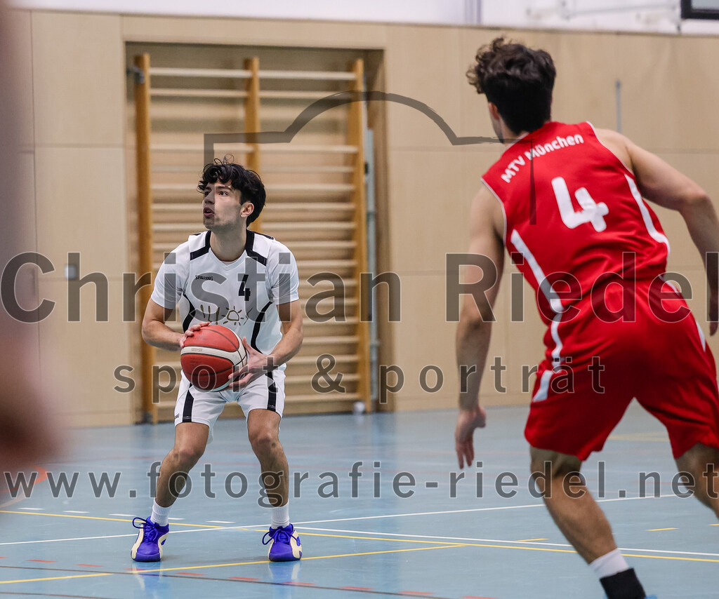 2025-12-06_018_TSV_Vaterstetten_gegen_MTV_1879_Muenchen | Vaterstetten, Deutschland, 06.12.2025:Basketball, 2. Regionalliga Süd 2025 / 2026, 9. Spieltag, TSV Vaterstetten gegen MTV 1879 München, Endergebnis: 58:83Altay Öztürk (TSV Vaterstetten, #4), Julian Rothmann (MTV 1879 München, #4)Foto: Christian Riedel / fotografie-riedel.net