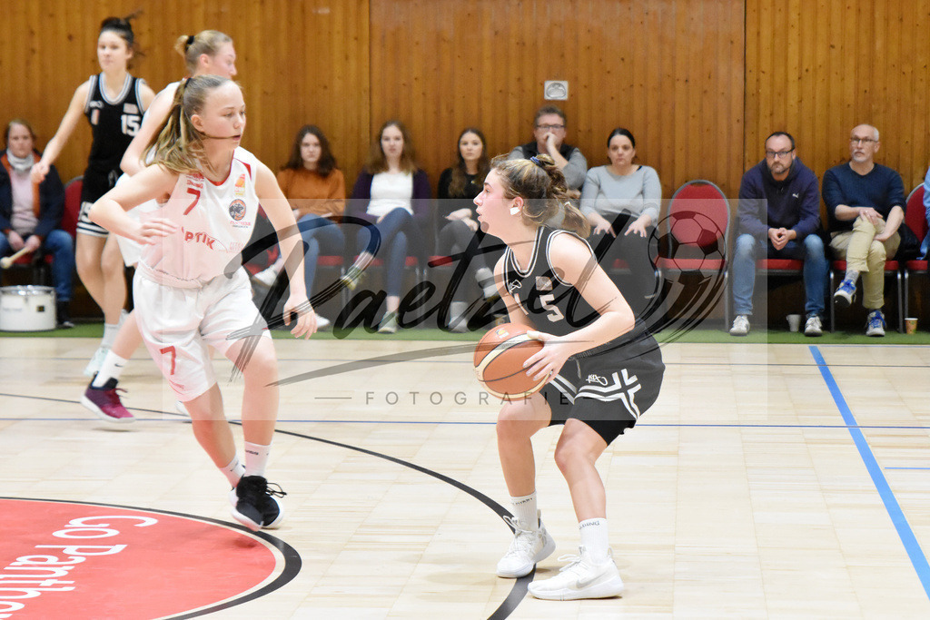 20200126_OSCTGN_0057 | Basketball, Juniorinnen: Louisa Riehemann (OSC Junior Panthers) und Luisa Lukas (TG Neuss Junior Tigers) im Zweikampf beim Spiel der WNBL zwischen OSC Junior Panthers vs. TG Neuss Junior Tigers am 26.01.2020 im Panthers Dome in Osnabrück, Deutschland.(Foto von Nico Paetzel) - Realisiert mit Pictrs.com