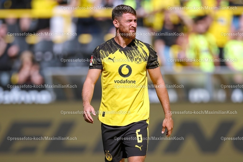 BVB10082500015 | 10.08.2025, Fußball, Borussia Dortmund - Juventus Turin, Testspiel, Signal Iduna Park, Saison 2025 2026: Salih Özcan (BVB #06)   DFB regulations prohibit any use of photographs as image sequences and or quasi-video.