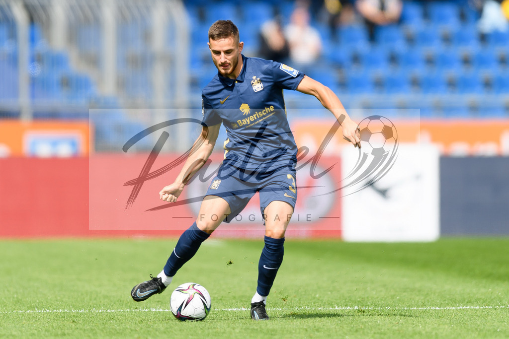 EBSTSV20210828_086 | Fussball, Herren: Niklas Lang (TSV 1860 Muenchen) in Aktion, am Ball, Einzelaktion beim Spiel der 3. Liga zwischen Eintracht Braunschweig und TSV 1860 Muenchen im Eintracht-Stadion am 28.08.2021 in Braunschweig, Deutschland.DFB / DFL REGULATIONS PROHIBIT ANY USE OF PHOTOGRAPHS AS IMAGE SEQUENCES AND/OR QUASI-VIDEO. - Realisiert mit Pictrs.com