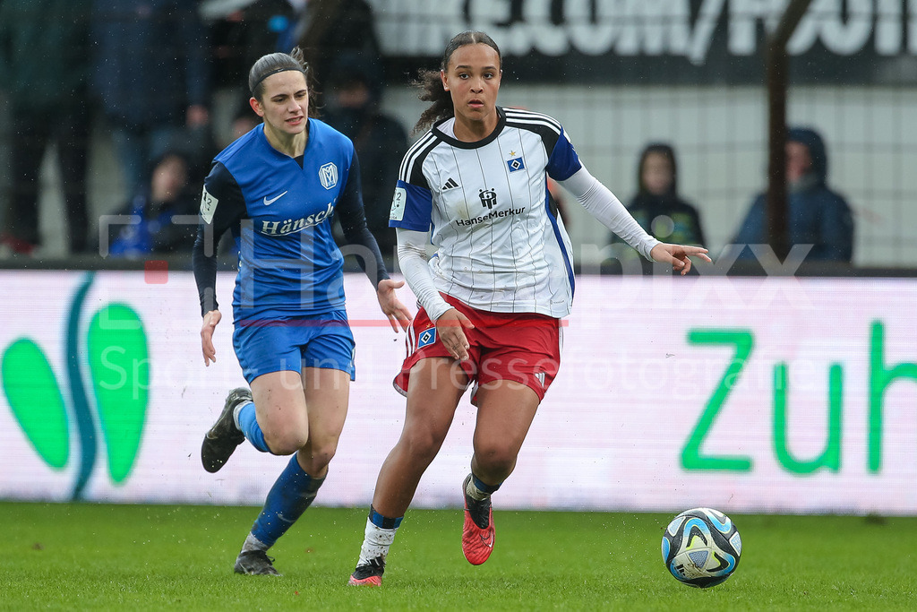 Fussball, 2. Frauen-Bundesliga, SV Meppen - Hamburger SV | v.li.: Marie Bleil (SV Meppen, 7) und Lisa Baum (Hamburger SV, 11) im Zweikampf, Duell, Dynamik, Aktion, Action, Spielszene, DIE DFB-RICHTLINIEN UNTERSAGEN JEGLICHE NUTZUNG VON FOTOS ALS SEQUENZBILDER UND/ODER VIDEOÄHNLICHE FOTOSTRECKEN. DFB REGULATIONS PROHIBIT ANY USE OF PHOTOGRAPHS AS IMAGE SEQUENCES AND/OR QUASI-VIDEO.