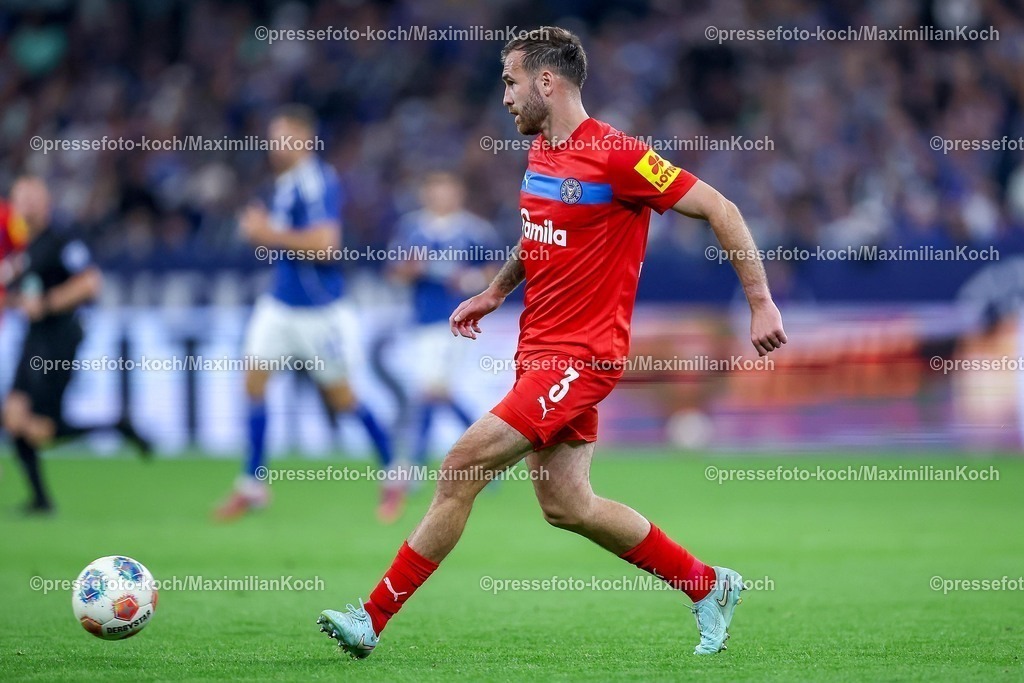S0413092501153 | 13.09.2025, Fußball, FC Schalke 04 - Holstein Kiel, 5.Spieltag, 2. Fußball Bundesliga, Veltins-Arena Gelsenkirchen, Saison 2025 2026: Marco Komenda (Holstein Kiel #03) DFB regulations prohibit any use of photographs as image sequences and or quasi-video.