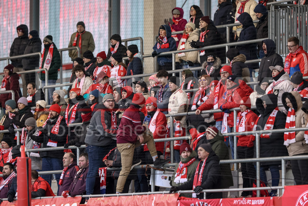 Fussball, Google Pixel Frauen-Bundesliga, FC Bayern München - SV Werder Bremen | v.li.: Zuschauer, Fans des FC Bayern München im Fanblock am FC Bayern Campus, DIE DFB-RICHTLINIEN UNTERSAGEN JEGLICHE NUTZUNG VON FOTOS ALS SEQUENZBILDER UND/ODER VIDEOÄHNLICHE FOTOSTRECKEN. DFB REGULATIONS PROHIBIT ANY USE OF PHOTOGRAPHS AS IMAGE SEQUENCES AND/OR QUASI-VIDEO.