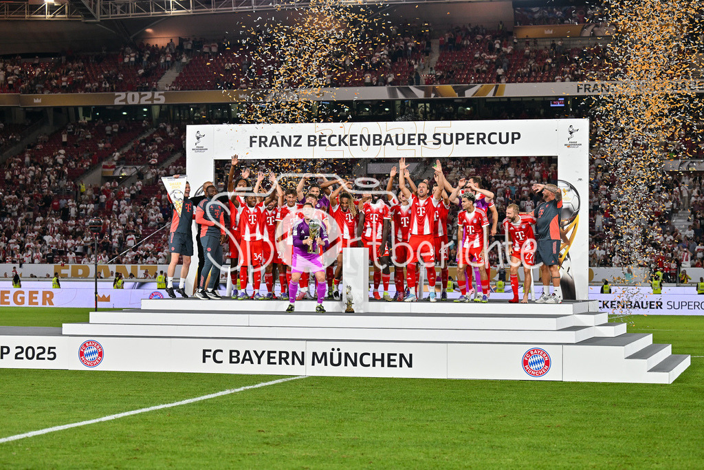 VfB Stuttgart - FC Bayern München | Franz Beckenbauer Supercup Sieger 2025 - FC Bayern München / Siegerfoto / Jubelfoto / Mannschaftsbild / Mannschaftsfoto / Franz-Beckenbauer Supercup: VfB Stuttgart - FC Bayern München; MHP Arena am 16.08.2025