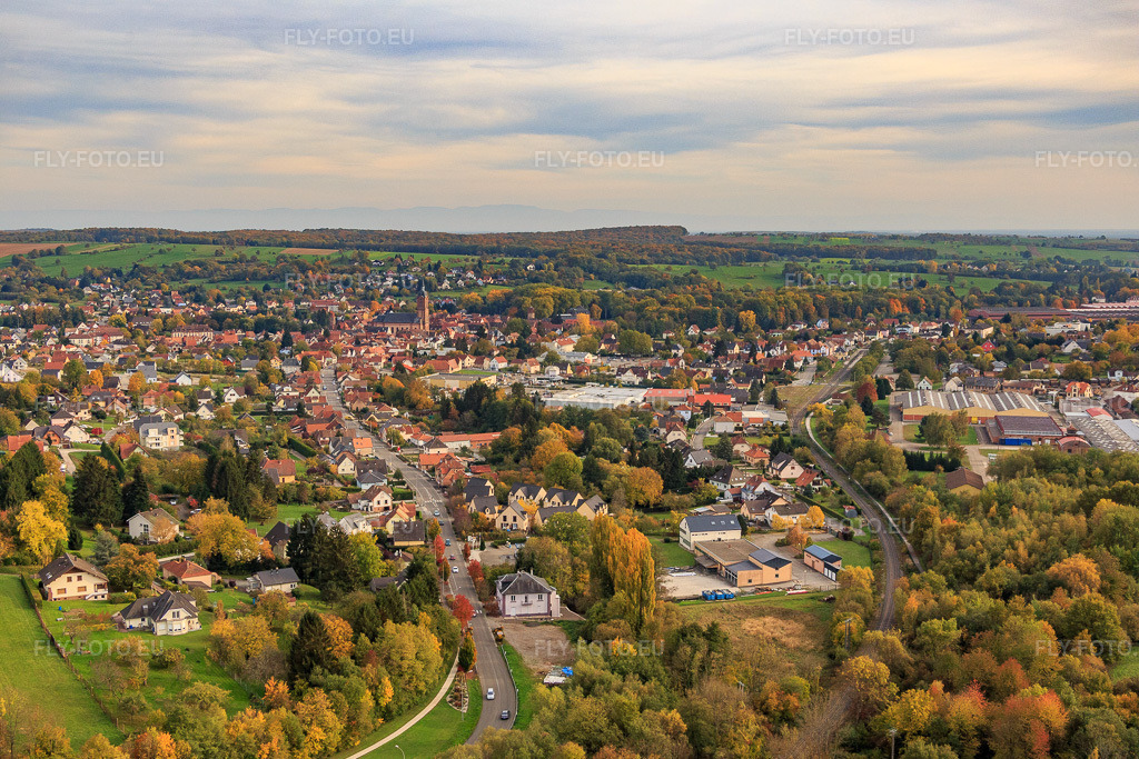 Vue aérienne: Vue de la ville depuis le nord-ouest à Reichshoffen dans le département Bas Rhin, France – .Photo: IMG_084745.jpg prise le 24/10/2015 par Werner Riehm/FLY-FOTO.eu – Résolution de l'original: 5472 x 3648 px