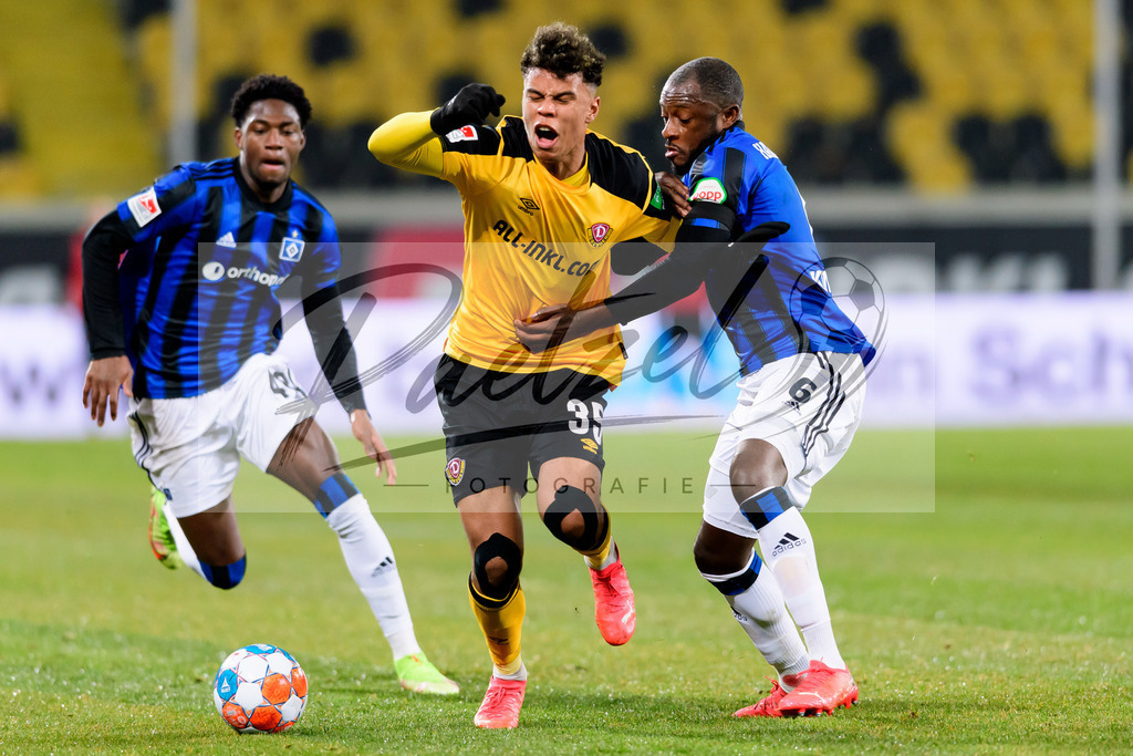 SGDHSV20220114_043 | Fussball, Herren: Ransford-Yeboah Koenigsdoerffer (SG Dynamo Dresden) und David Kinsombi (Hamburger SV) im Zweikampf bei dem Spiel der 2. Bundesliga zwischen SG Dynamo Dresden und Hamburger SV im Rudolf-Harbig-Stadion am 14.01.2022 in Dresden, Deutschland.DFB / DFL REGULATIONS PROHIBIT ANY USE OF PHOTOGRAPHS AS IMAGE SEQUENCES AND/OR QUASI-VIDEO. - Realisiert mit Pictrs.com