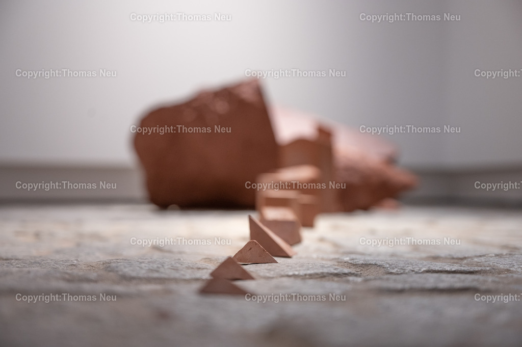 DSC_0489 | Jonas Wendelin zeigt großformatige Skulpturen und Rauminstallationen aus Ton und Lehm, basierend auf 3D‑Scans von organischen Materialien wie verrottenden Baumstämmen und archäologischen Gefäßen aus der Museums‑Sammlung. Diese Arbeiten thematisieren Material als Archiv und Informationsträger, Erosion und Zerstörung — sowohl formal als auch inhaltlich. Die Werke schaffen Spannungsfelder zwischen haptischer Realität und digitaler Wahrnehmung, und lassen Wahrnehmungskategorien wie natürlich oder künstlich verschwimmen. 
