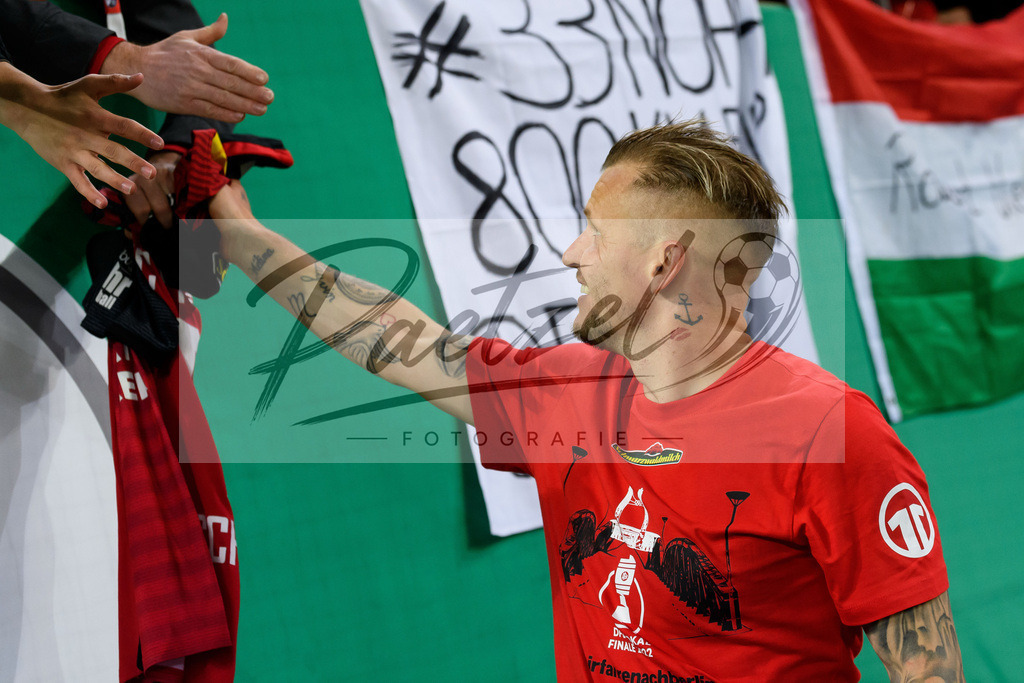 HSVSCF20220419_444 | Fussball, Herren: Jonathan Schmid (SC Freiburg) verschenkt sein Trikot an einem fan beim DFB-Pokal-Halbfinalspiel zwischen Hamburger SV und SC Freiburg im Volksparkstadion am 19.04.2022 in Hamburg, Deutschland.DFB / DFL REGULATIONS PROHIBIT ANY USE OF PHOTOGRAPHS AS IMAGE SEQUENCES AND/OR QUASI-VIDEO. - Realisiert mit Pictrs.com