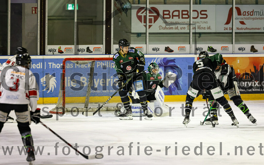 2022-11-06_075_TSV_Erding_gegen_EHC_Koenigsbrunn | Erding, Deutschland, 06.11.2022:
Eishockey, Bayernliga 2022 / 2023, 11. Spieltag, TSV Erding gegen EHC Königsbrunn, Endergebnis: 1:7

Mark Waldhausen (Erding Gladiators, #27), Torwart Thomas Hingel (Erding Gladiators, #33), Florian Zimmermann (Erding Gladiators, #5)

Foto: Christian Riedel / fotografie-riedel.net