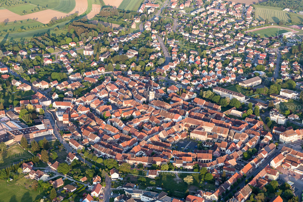 Aerial view: View of the streets and houses in the residential areas in Sarre-Union in the state Bas-Rhin, France. – Photo: IMG_107413.jpg taken on 05/19/2018 by Werner Riehm/FLY-FOTO.com – Resolution of the original: 5472 x 3648 px