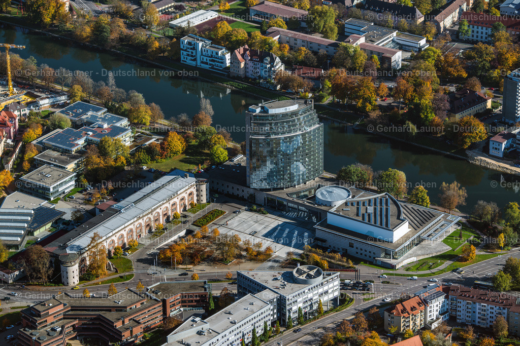 3705041 | ULM 16.10.2017 Hochhaus- Gebäude der Hotelanlage des Maritim Hotel Ulm an der Brücke über die Donau an der Basteistraße in Ulm im Bundesland Baden-Württemberg, Deutschland. Weiterführende Informationen bei: Maritim Hotelgesellschaft mbH. // High-rise building of the hotel complex of Maritim Hotel Ulm at the bridge crossing the Danube on street Basteistrasse in Ulm in the state Baden-Wurttemberg, Germany. Further information at: Maritim Hotelgesellschaft mbH. Foto: Gerhard Launer