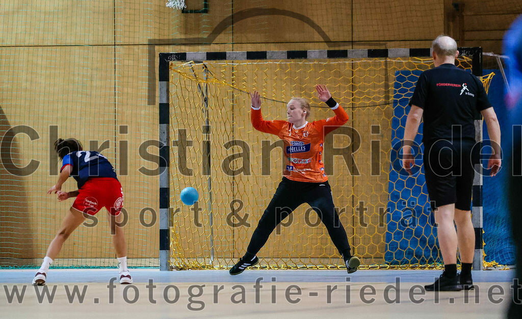 2023-12-09_051_SpVgg_Altenerding_gegen_HSG_Freising-Neufahrn | Erding, Deutschland, 09.12.2023:
Handball, Bezirksoberliga Frauen Altbayern 2023 / 2024, 9. Spieltag, SpVgg Altenerding gegen HSG Freising-Neufahrn, Endergebnis: 29:28

Francesca Volz (HSG Freising-Neufahrn, #23), Torfrau Hanna Obermair (SpVgg Altenerding, #1)

Foto: Christian Riedel / fotografie-riedel.net