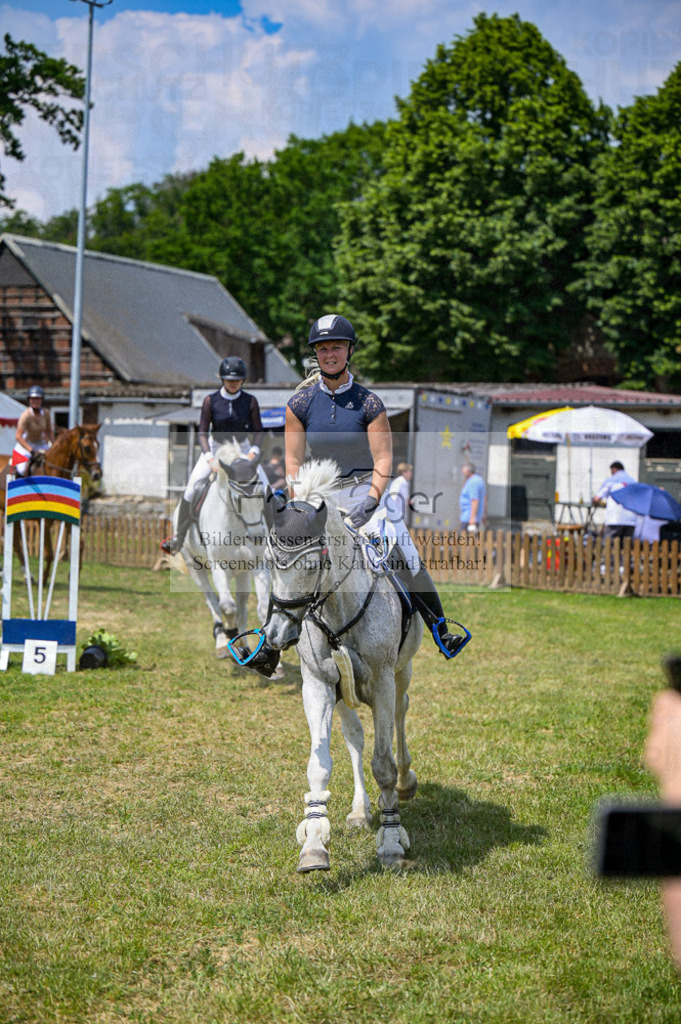Reitturnier Voxtrup | Entdecke hochwertige Reitturnierfotos von Foto Oger. Professionell, emotional und authentisch – jetzt Lieblingsmomente im Shop bestellen.Deutschlandweite Turnierfotografie. - Realisiert mit Pictrs.com
