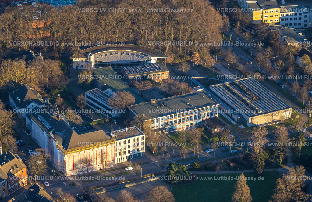 Gladbeck230202256 | Luftbild, Sanierung Amtsgericht mit verhüllter Fassade, Riesener Gymnasium und Sporthalle, Solardach, Gladbeck, Ruhrgebiet, Nordrhein-Westfalen, Deutschland