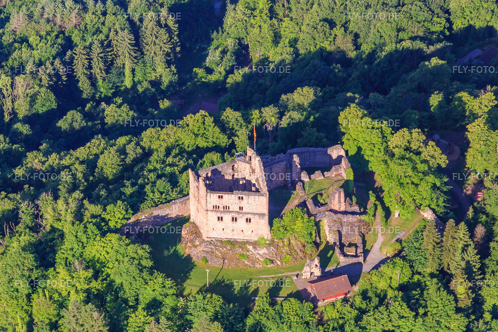 Burgruine Hohengeroldseck auf dem Schloßberg von NOhttps://www.burgruine-hohengeroldseck.de/ | Luftbild: Burgruine Hohengeroldseck auf dem Schloßberg von NOhttps://www.burgruine-hohengeroldseck.de/ in Seelbach im Bundesland Baden-Württemberg in Deutschland. Foto: IMG_147706.jpg vom 30.05.2025 durch Werner Riehm/FLY-FOTO.de - Realisiert mit Pictrs.com