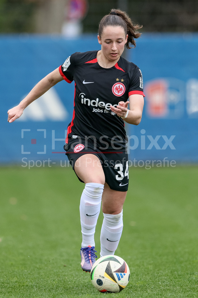 Fussball, 2. Frauen-Bundesliga, Hamburger SV - Eintracht Frankfurt II | v.li.: Elena Mühlemann (Eintracht Frankfurt II, 34) am Ball, Freisteller, Einzelbild, Ganzkörper, Aktion, Action, Spielszene, DIE DFB-RICHTLINIEN UNTERSAGEN JEGLICHE NUTZUNG VON FOTOS ALS SEQUENZBILDER UND/ODER VIDEOÄHNLICHE FOTOSTRECKEN. DFB REGULATIONS PROHIBIT ANY USE OF PHOTOGRAPHS AS IMAGE SEQUENCES AND/OR QUASI-VIDEO.