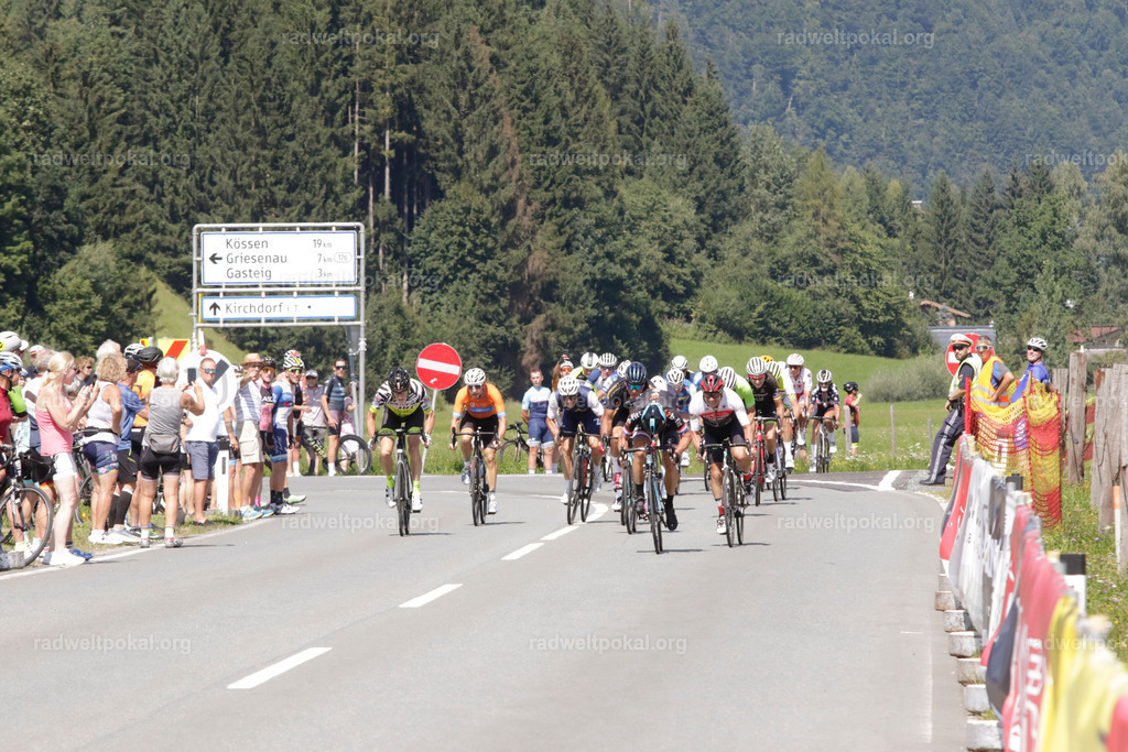 899_20230817_Bewerb_Maenner_Muehlanger | AUT - OESTERREICH, 2023-08-16: SPORT RENNRAD-FAHREN - 55. INTERNATIONALER RADWELTPOKAL IN ST. JOHANN IN TIROL  - Vintage-Radrennen mit WM-Bronze-Medaillen-Siegerin Christina Schweinberger, den Teilnehmer und Alexander Baumann (vom Orginastions-Team) - TAG 2 BEWERB MAENNER IN SECHS GRUPPEN  ; Foto: Roland Muehlanger