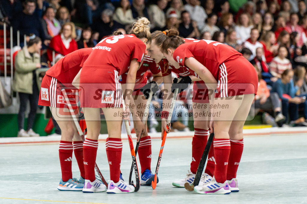 SFE_20241220_0089 | Köln, Deutschland, 20.12.2024:  Hockey 1. Bundesliga Damen Rot-Weiss Köln - Düsseldorfer HC im KTHC Stadion Rot-Weiss Köln Tennis and Hockey Club am 20.12.2024 in Köln, Deutschland. (Foto von Stephan Fehrmann)Köln, Germany, 20.12.2024: Hockey 1. Bundesliga Damen Rot-Weiss Köln - Düsseldorfer HC in KTHC Stadion Rot-Weiss Köln Tennis and Hockey Club at 20.12.2024 in Köln, Deutschland. (Foto from Stephan Fehrmann)