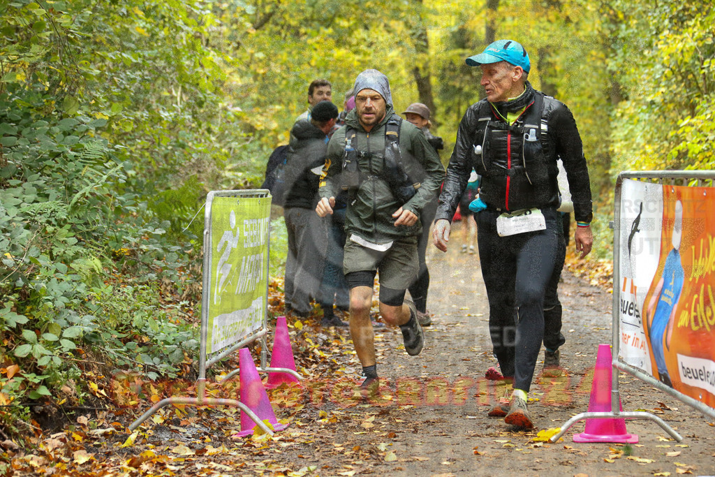 251026_1343_EX1_3906 | Sportfotografie im Rhein-Sieg Kreis, Köln, Bonn, NRW, Rheinland Pfalz, Hessen, etc. Unser Tätigkeitsfeld umfasst den Laufsport vom Volkslauf über den Marathon, Duathlon, Triathon bis zum Ultralauf wie Kölnpfad Ultra oder Schindertrail.
