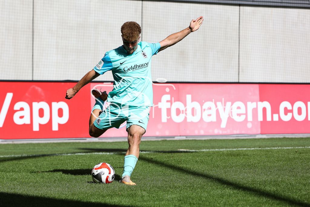 FC Bayern Muenchen U19 - TSV 1860 Muenchen U19 | George DUMITRU (TSV #4) am Ball / Freisteller / Einzelfoto