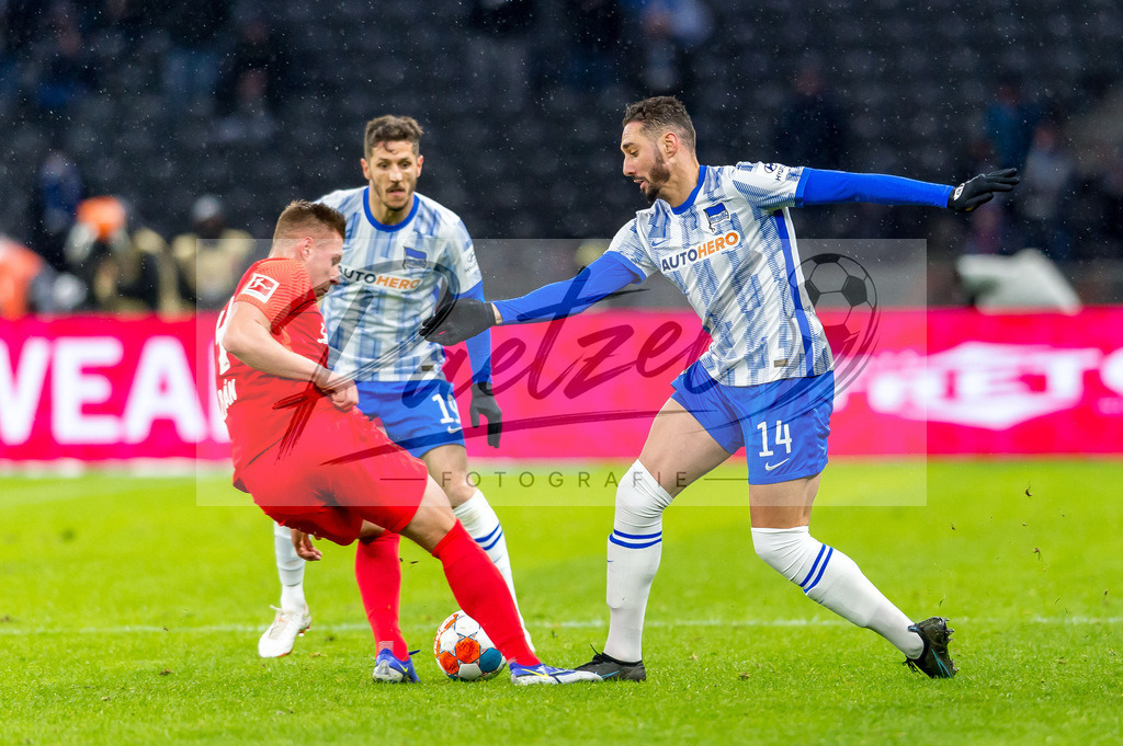 BSCRBL20220220_029 | Fussball, Herren: Willi Orban (RB Leipzig) und Ishak Belfodil (Hertha BSC) im Zweikampf bei dem Spiel der 1. Bundesliga zwischen Hertha BSC und RB Leipzig im Olypiastadion am 20.02.2022 in Berlin, Deutschland.DFB / DFL REGULATIONS PROHIBIT ANY USE OF PHOTOGRAPHS AS IMAGE SEQUENCES AND/OR QUASI-VIDEO. - Realisiert mit Pictrs.com