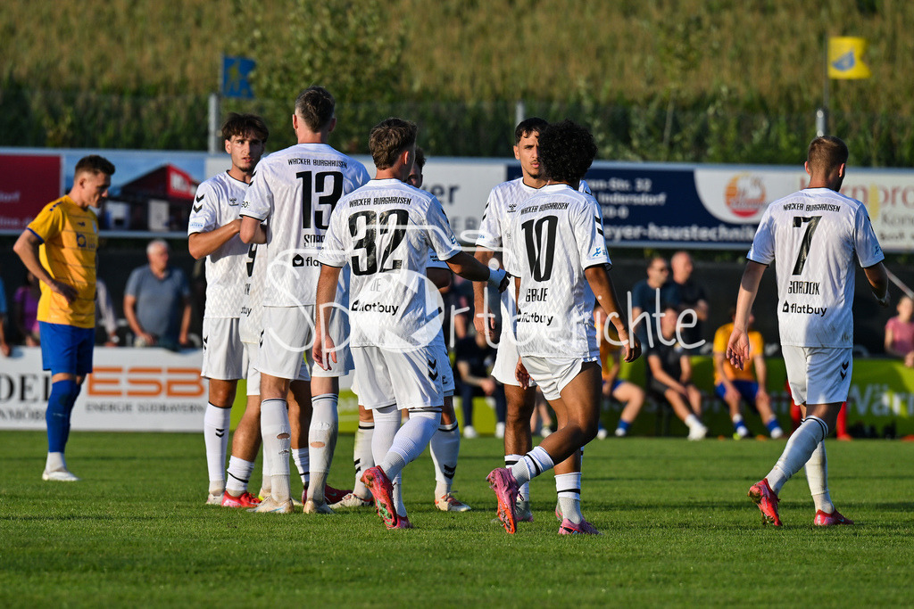 FC Pipinsried - SV Wacker Burghausen | Jubel nach dem Treffer zum 0-3 durch Denis ADE (SV Wacker Burghausen 32) / Tor / Torschuetze / Freude / Happy / Landespokal Bayern: FC Pipinsried - SV Wacker Burghausen; Küchenstadel-Arena am 26.08.2025