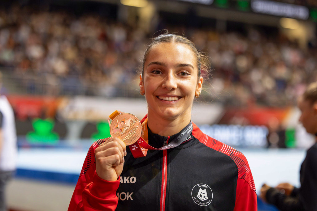 DM Finals 2026; Gerätfinals Frauen Schwebalken | DM Finals 2026; Gerätfinals Frauen Schwebalken***Helen Kevric ist deutsche Meisterin und zeigt ihre Goldmedaille - Realisiert mit Pictrs.com