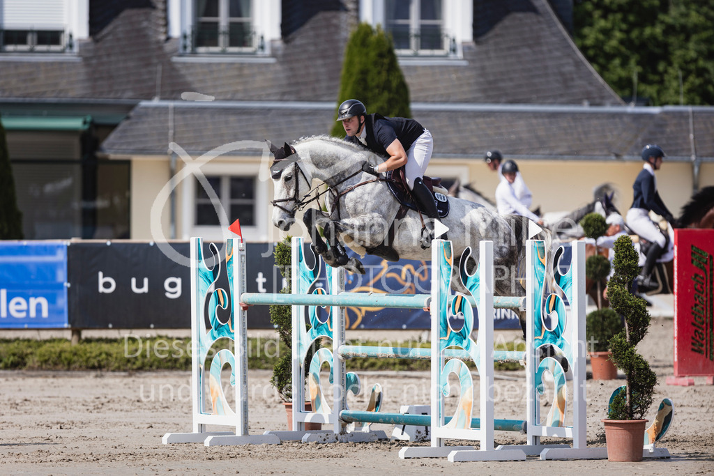 250531_MayDays_M2-Springen-520 | Deine schönsten Turniermomente als professionelle Fotos! Entdecke hochwertige Pferdesport-Fotografie im Online-Shop. Jetzt Fotos finden & bestellen!