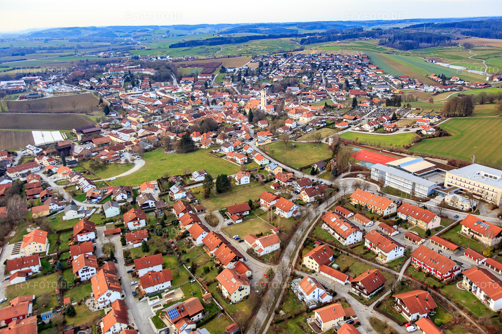 Luftbild: Ortsansicht aus Osten in Bad Birnbach im Bundesland Bayern in Deutschland. Foto: IMG_085574.jpg vom 31.12.2015 durch Werner Riehm/FLY-FOTO.de