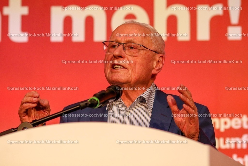 Wup06022501025 | 06.02.2025, Wahlkampfveranstaltung Bündnis Sahra Wagenknecht - Der Politiker Oskar Lafontaine bei seiner Rede in der Alten Papierfabrik in Wuppertal. 