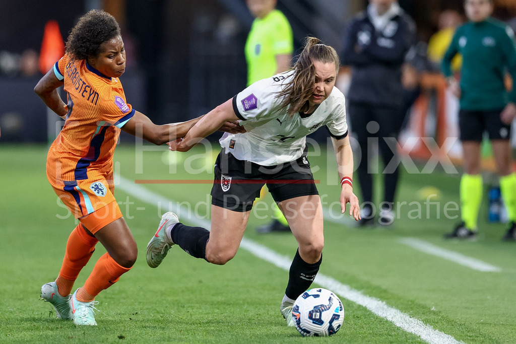 Fussball, UEFA Women s Nations League, Deutschland - Österreich | v.li.: Lineth Beerensteyn (Niederlande, 7) und Lilli Purtscheller (Österreich, 20) im Zweikampf, Duell, Dynamik, Aktion, Action, Spielszene