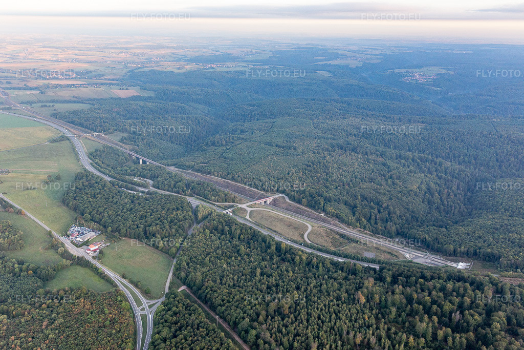 Vue aérienne: A4 Aire de Quatre Vents à Eckartswiller dans le département Bas Rhin, France. Photo: IMG_117800.jpg prise le 14/09/2019 par Werner Riehm/FLY-FOTO.eu – Résolution de l'original: 5354 x 3570 px