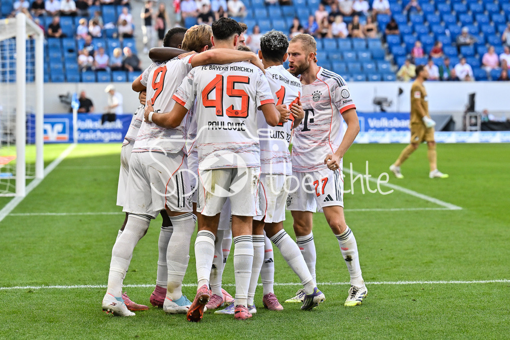 TSG 1899 Hoffenheim - FC Bayern München | Jubel der Bayern nach dem Treffer zum 0-2 durch Harry KANE (FC Bayern Muenchen 9) / Elfmeter / Tor / Torschuetze / Freude / Happy / Bundesliga: TSG 1899 Hoffenheim - FC Bayern München; PreZero-Arena am 20.09.2025 / DFL REGULATIONS PROHIBIT ANY USE OF PHOTOGRAPHS AS IMAGE SEQUENCES AND/OR QUASI-VIDEO