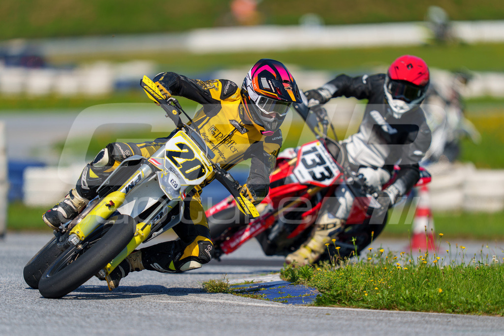 SuperMoto_Staatsmeisterschaft_Greinbach_271 | GRIPcapture steht für authentische Sportfotografie in Österreich – für Momente, die mehr sind als Geschwindigkeit oder Ergebnis. Es geht um Emotion, Spannung, Fokus und den Augenblick, der oft nur einen Wimpernschlag dauert.Ob Motorsport, Teamsport oder 