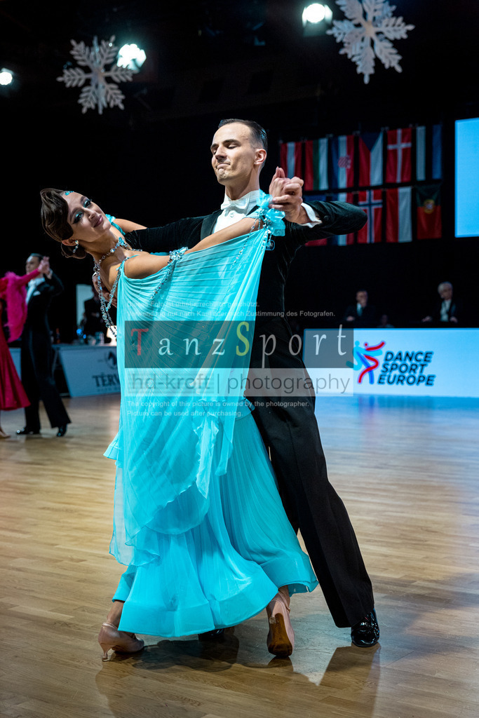 20251212_WDSF_World_Ch_Cup_RS-Std_1496-2 | Tanzsportbilder, Standardtanz, Lateintanz, WDSF, DTV, LTVB, dancecomp, goc, hessen tanzt, blaues band der spree, walzer, tango, wiener walzer, slowfox, quickstepp, samba, rumba, cha-cha-cha, paso doble. jive, hd-kroft photography, turniertanzsport