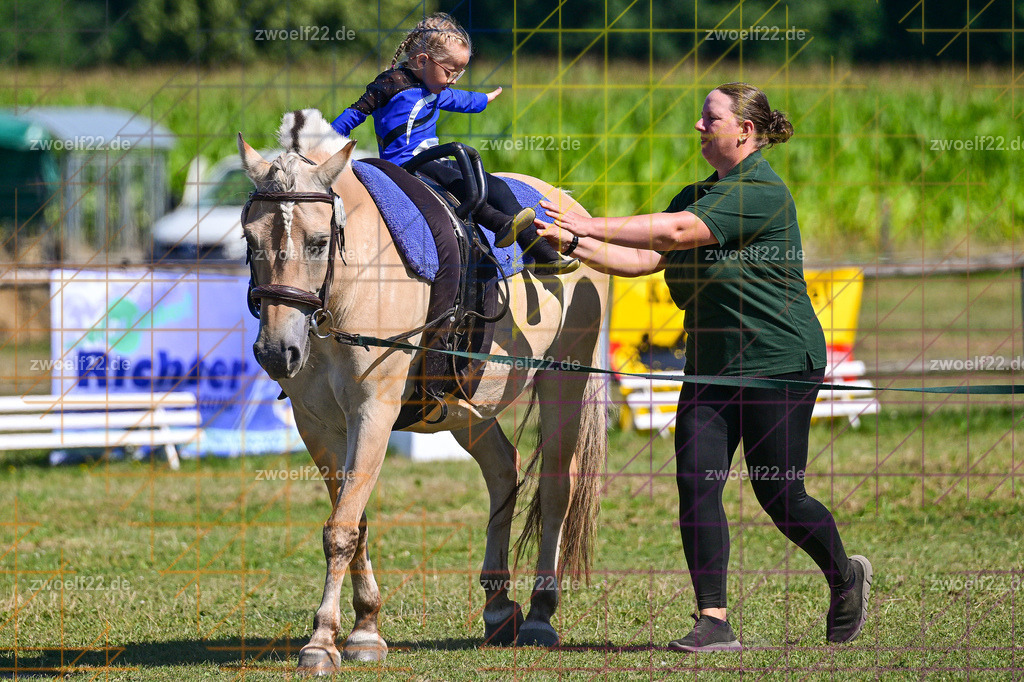 30 Jahre RFV Pulsnitz e.V., Pulsnitz am 09.08.2026 | 30Jahre Reit- und Fahrverein Pulsnitz e.V., Pulsnitz am 08.08.26, Zur 28. breitensportlichen Veranstaltung des RFV Pulsnitz e.V. fanden verschiedene Wettbewerbe in nahezu allen Disziplinen des Pferdesport statt.- Voltigier-Wettbewerb im Schritt - Realisiert mit Pictrs.com