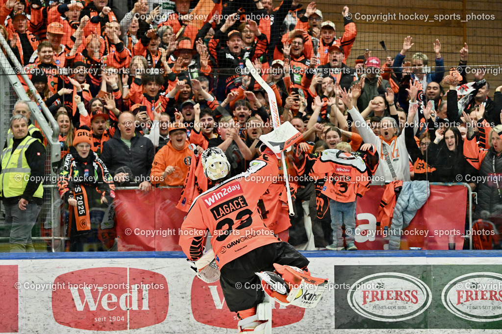 EC IDM WÄRMEPUMPEN VSV vs. MOSER MEDICAL GRAZ99ERS | Graz 99ers Fans feiern mit #33 Maxime Lagacé Graz 99ers, EC IDM WÄRMEPUMPEN VSV vs. MOSER MEDICAL GRAZ99ERS, EC IDM WÄRMEPUMPEN VSV vs. MOSER MEDICAL GRAZ99ERS am 17.03.2026 in Villach (Stadthalle Villach), Austria, (Photo by Bernd Stefan)