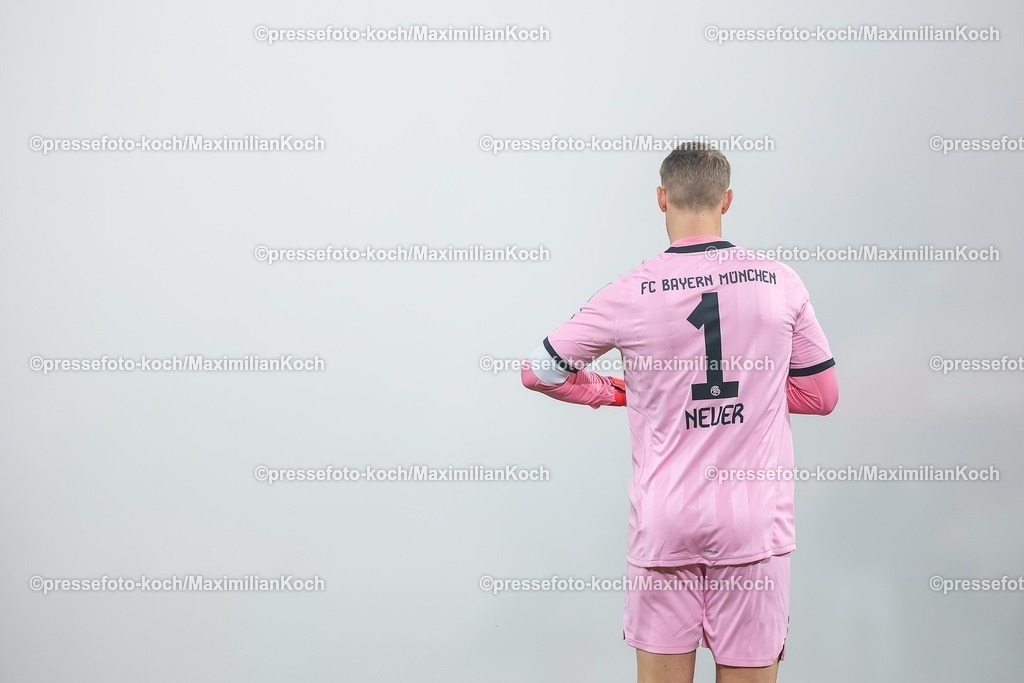1FC14012601090 | 14.01.2026, Fußball, 1. FC Köln - FC Bayern München, 1. Fußball Bundesliga, 17. Spieltag, RheinEnergie-STADION, Saison 2025 2026: Torwart Manuel Neuer (FC Bayern Muenchen #01) Rückenansicht Rückansicht Trikot Nummer 1 steht im Nebel rauch von Hinten  DFB regulations prohibit any use of photographs as image sequences and or quasi-video.