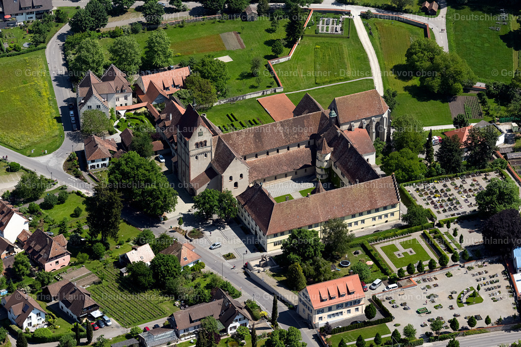 4027052 | REICHENAU 17.05.2020 Gebäude vom Winzerverein auf der Insel Reichenau im Bundesland Baden-Württemberg, Deutschland. Weiterführende Informationen bei: Winzerverein Insel Reichenau eG. // Village on the edge of vineyards and wineries in the wine-growing area in Reichenau in the state Baden-Wuerttemberg, Germany. Further information at: Winzerverein Insel Reichenau eG. Foto: Gerhard Launer