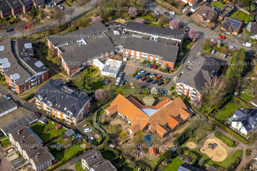 Huenxe240309927 | Luftbild, Hewag Seniorenstift GmbH Pflegeheim, Evangelisches Familienzentrum KommRein Kindergarten, Hünxe, Nordrhein-Westfalen, Deutschland