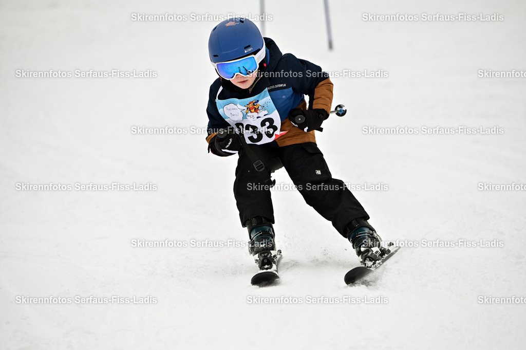 SRF_20.02.2026_1254 | Skirennfotos,Serfaus,Fiss,Ladis,Kinderskirennen,Winter,Tirol,Oberland,skirace,SFL,feelfree,weil wir's genießen,ski,Ski,skifahren,Sonnenplateau, - Realisiert mit Pictrs.com