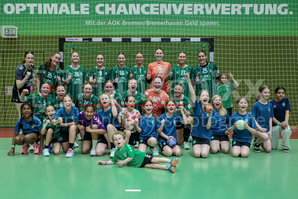 Handball, 2. Bundesliga Frauen, SV Werder Bremen - HSV Solingen-Gräfrath 76 | Spielerinnen des SV Werder Bremen jubeln über den Sieg, Freude über das gewonnene Spiel, Jubel, Lachen