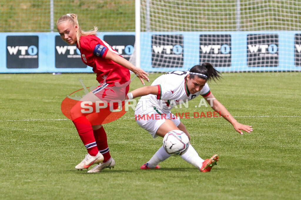 Norwegen U19  Bulgarien U19 | Julie Aune Jorde (Norway #6) Nadezhda Ivanova (BUL #9) ; Norwegen U19  Bulgarien U19 am 13.05.2022 in Wels
(Huber Arena), AUSTRIA, (Photo by Ernst Krawagner sport-fan.at) - Realisiert mit Pictrs.com