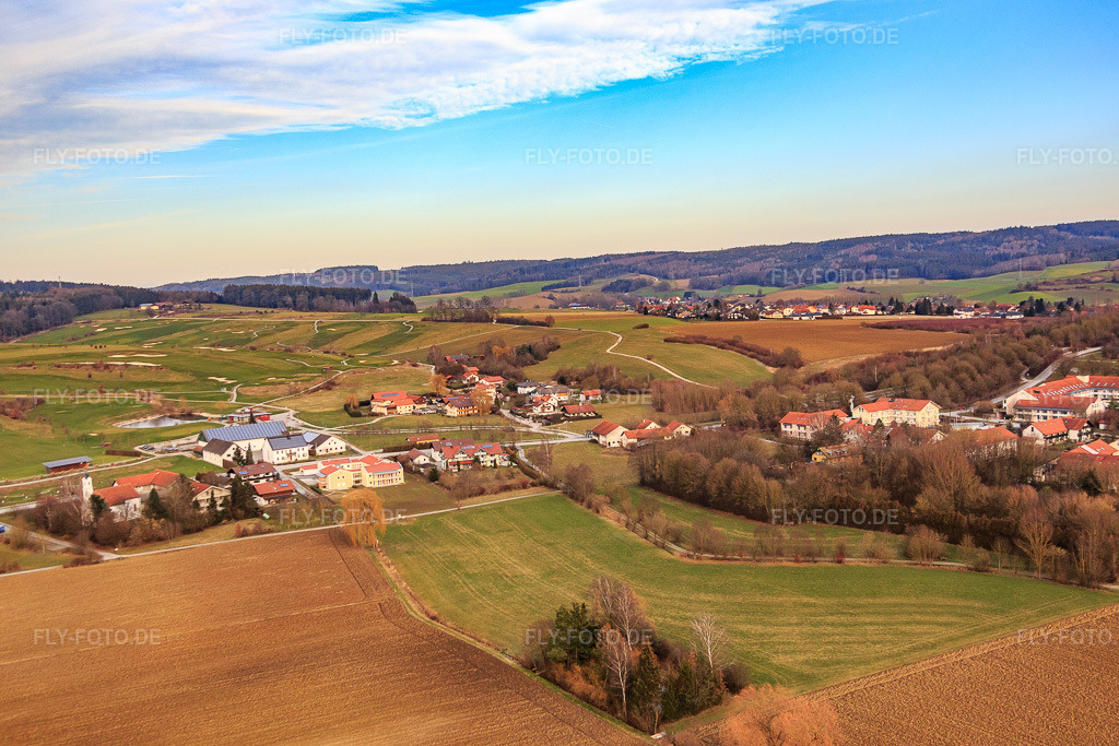 Luftbild: Pfarrkirchener -Straße mit Filialkirche im Ortsteil Aunham in Bad Birnbach im Bundesland Bayern in Deutschland. Foto: IMG_085539.jpg vom 31.12.2015 durch Werner Riehm/FLY-FOTO.de