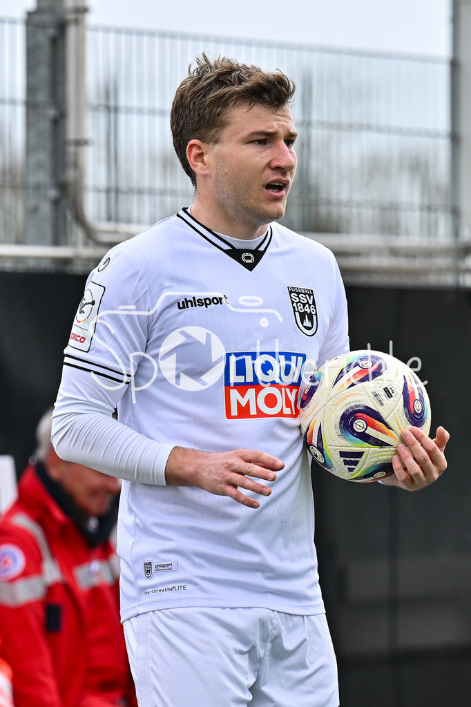 FC Ingolstadt - SSV Ulm 1846 Fussball  | INGOLSTADT, GERMANY - 25. MAERZ: am Ball beim Einwurf Luis GÖRLICH (SSV Ulm 2) / Einzelfoto / Freisteller während dem Testspiel zwischen dem FC Ingolstadt und dem SSV Ulm 1846 Fussball auf Platz 4 am Audi Sportpark